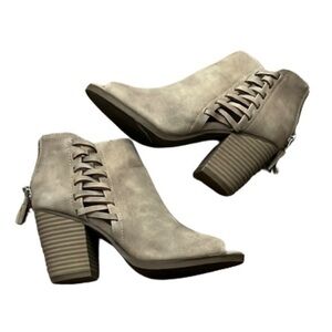 Kenneth Cole Reaction Keep Close tan ankle booties size 6.5